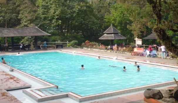 kolam renang air hangat