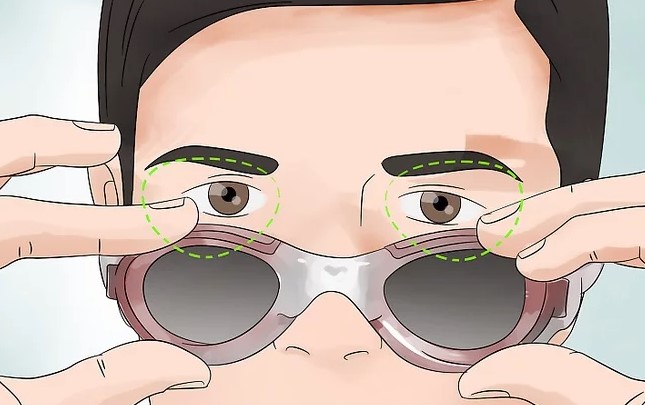 Mencoba Kacamata Renang