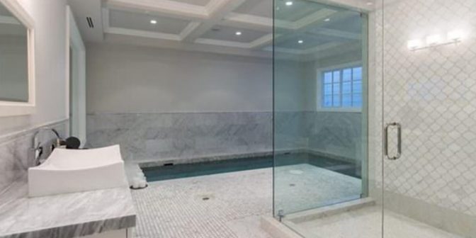 Contoh Gambar Desain Kolam Renang Indoor Minimalis dengan banyak ornamen kaca