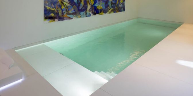 Contoh Gambar Desain Kolam Renang Indoor Minimalis dengan decking keramik