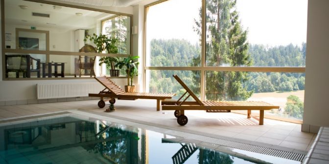 Contoh Gambar Desain Kolam Renang Indoor Minimalis dengan sistem sirkulasi overflow