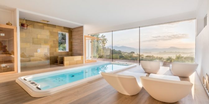 Contoh Gambar Desain Kolam Renang Indoor Minimalis dengan pemandangan alam