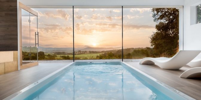 Contoh Gambar Desain Kolam Renang Indoor Minimalis dengan view pegununggan yang Indah