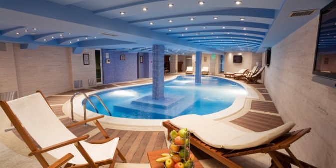 Contoh Gambar Desain Kolam Renang Indoor Minimalis menggunakan decking kayu