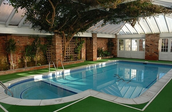 Contoh desain kolam renang mewah