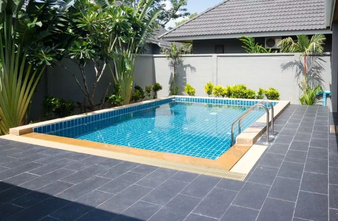 Kolam renang minimalis