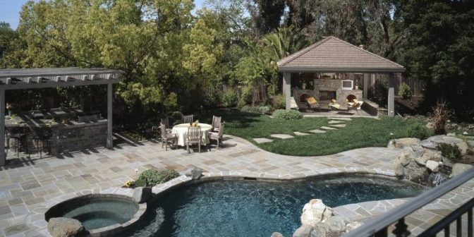 kolam renang dan taman