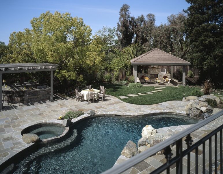 kolam renang dan taman