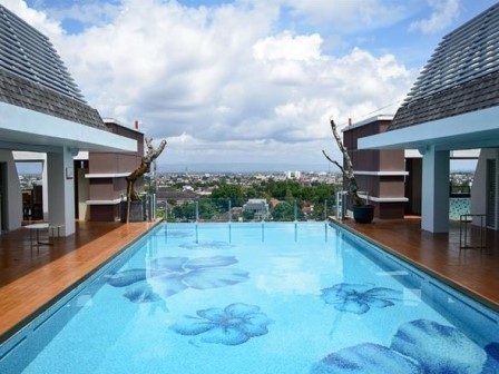 kolam renang dengan pemandangan indah