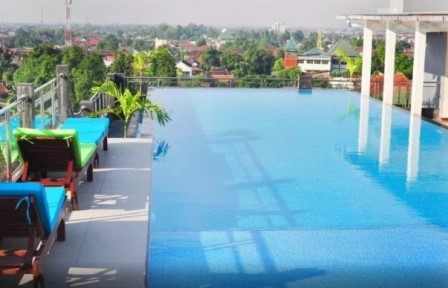 kolam renang dengan pemandangan indah