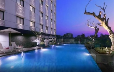 kolam renang dengan pemandangan indah