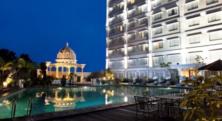 kolam renang dengan pemandangan indah