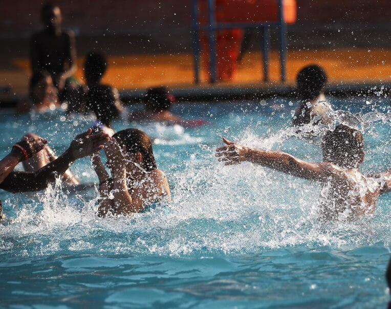 merawat air kolam renang