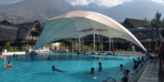 Kolam renang Tasikmadu