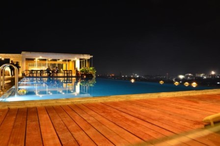 kolam renang rooftop