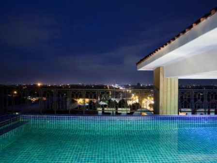 kolam renang rooftop