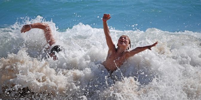 tips berenang di laut