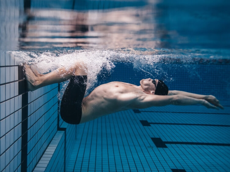 11 Tips Berenang untuk Pemula, Cepat Bisa!