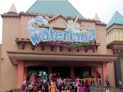 Wisata Air WaterLand Mojokerto