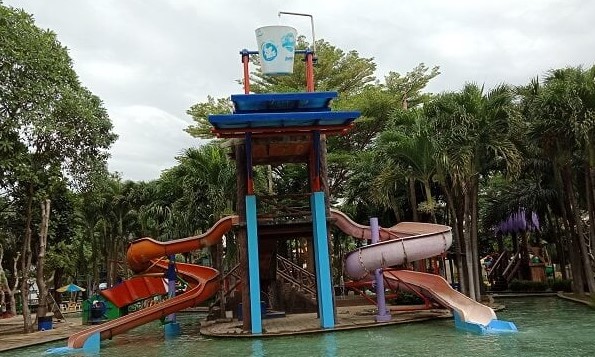 Wisata Air WaterLand Mojokerto