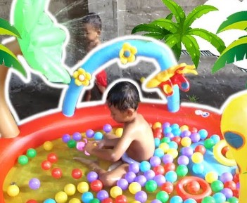 mainan kolam renang