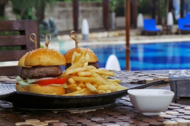 berenang setelah makan