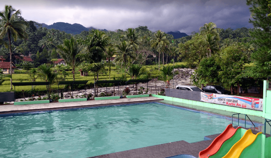 Kolam Renang Cadas Ngampar