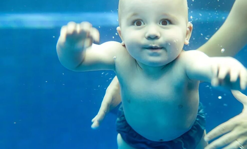 Dampak Negatif Akibat Bayi Berenang Terlalu Lama