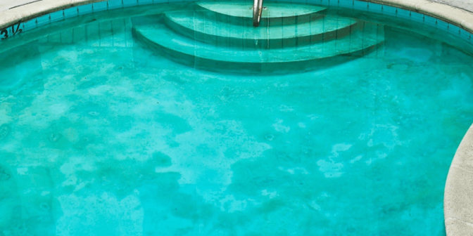 menghilangkan alga di kolam renang