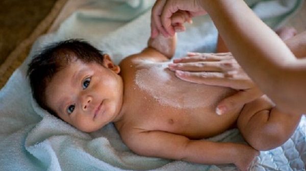 penggunaan bedak bayi