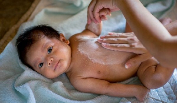 penggunaan bedak bayi
