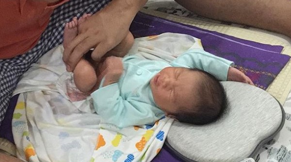 mengganti popok bayi