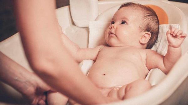 merawat alat kelamin bayi