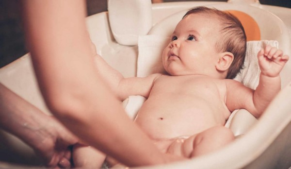 merawat alat kelamin bayi