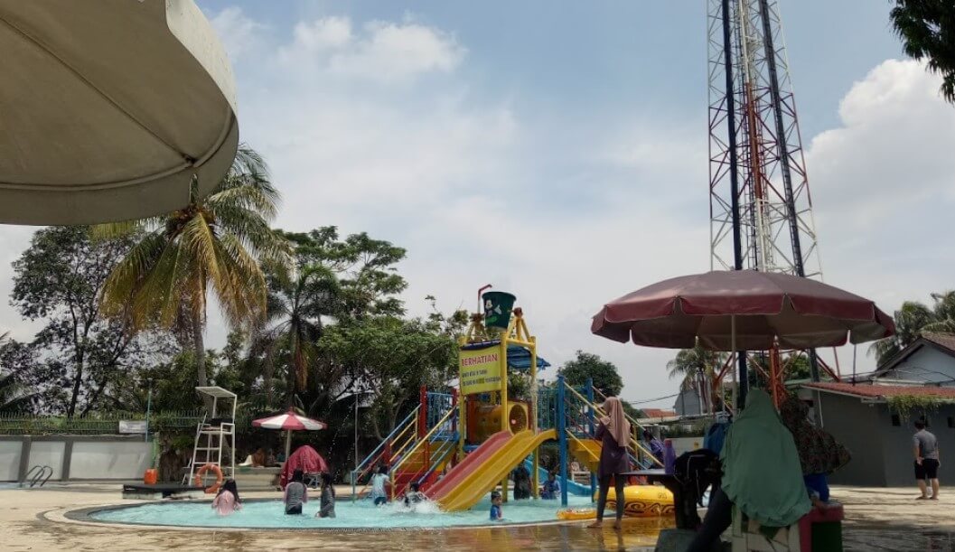 kolam renang puri estate