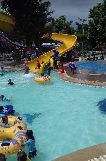 kolam renang tirtayasa