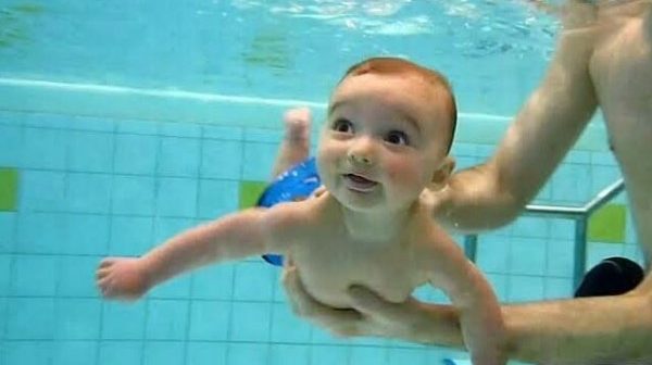 melatih anak berenang