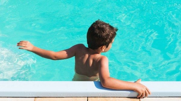 melatih anak berenang