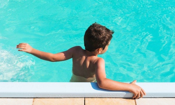 melatih anak berenang