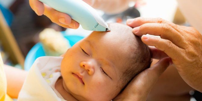 mencukura rambut bayi