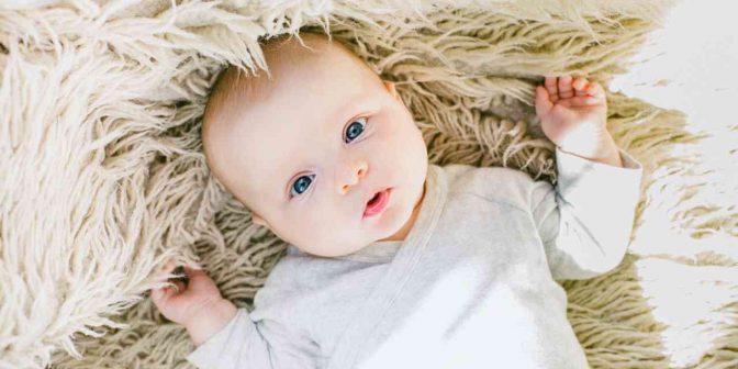 Mencukur rambut bayi