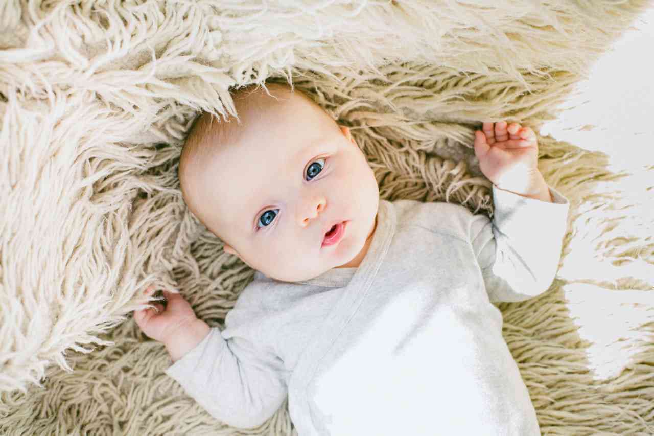 Mencukur rambut bayi