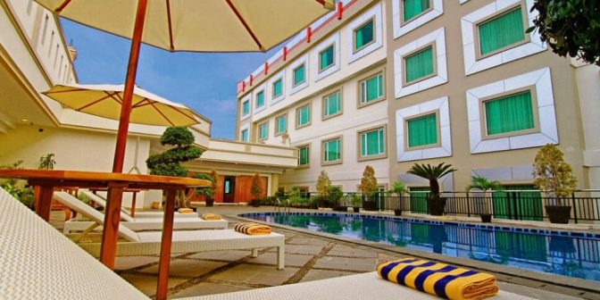 hotel dengan kolam renang di Padang