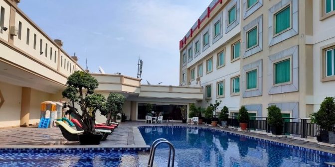 hotel dengan kolam renang di Padang