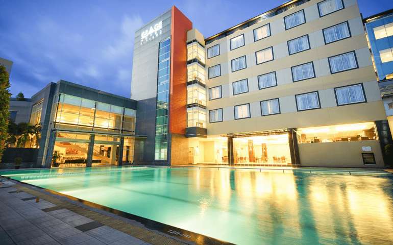 hotel dengan kolam renang di cirebon