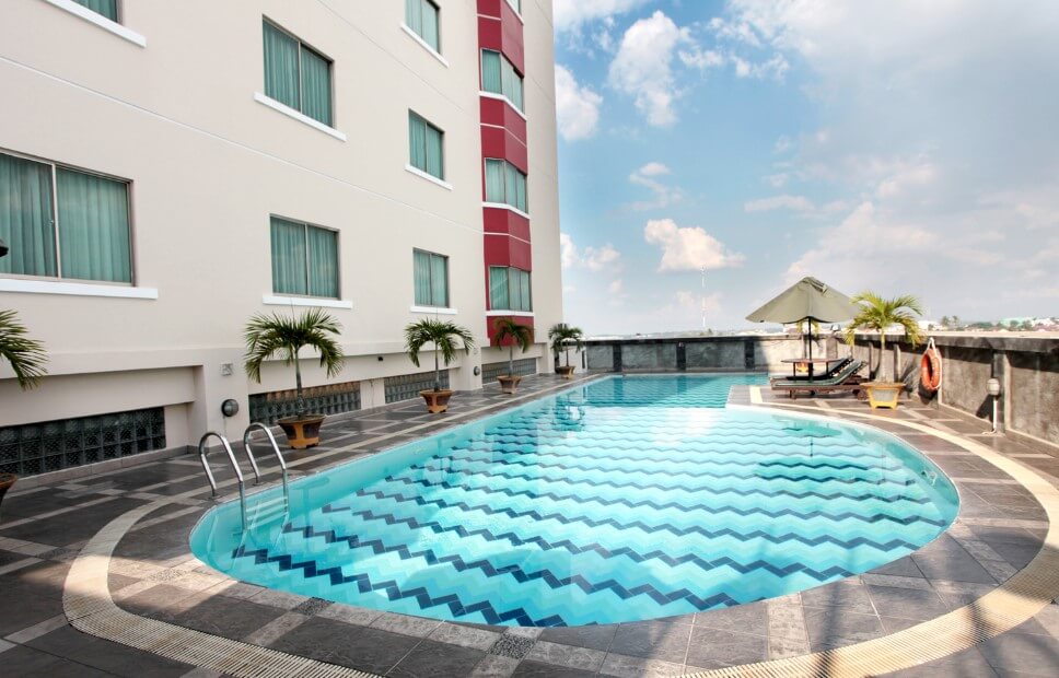 hotel dengan kolam renang di pekanbaru.jpg grand zuri.jpg
