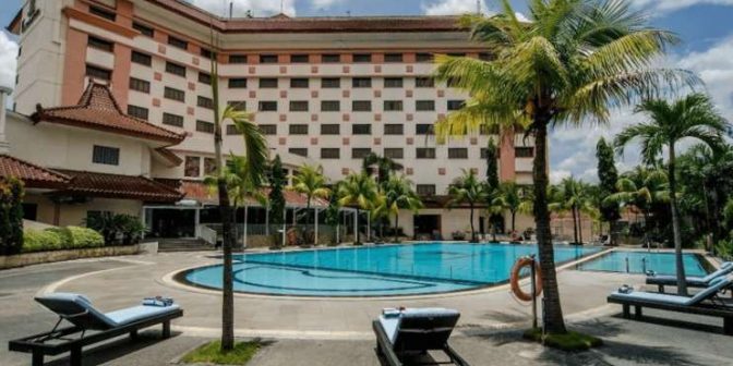 hotel dengan kolam renang di solo