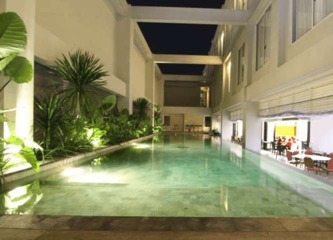 Megaland - Hotel dengan kolam renang di Solo