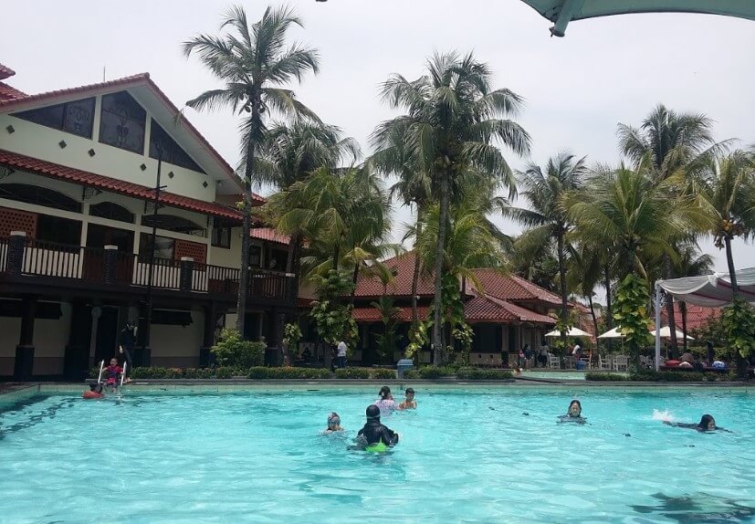 kolam renang paragon