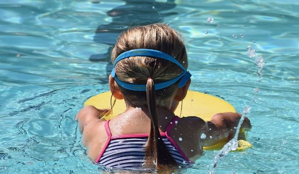 Berenang yang aman dengan anak